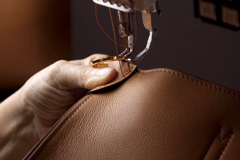 Tony Delage en production de maroquinerie chez Savebag