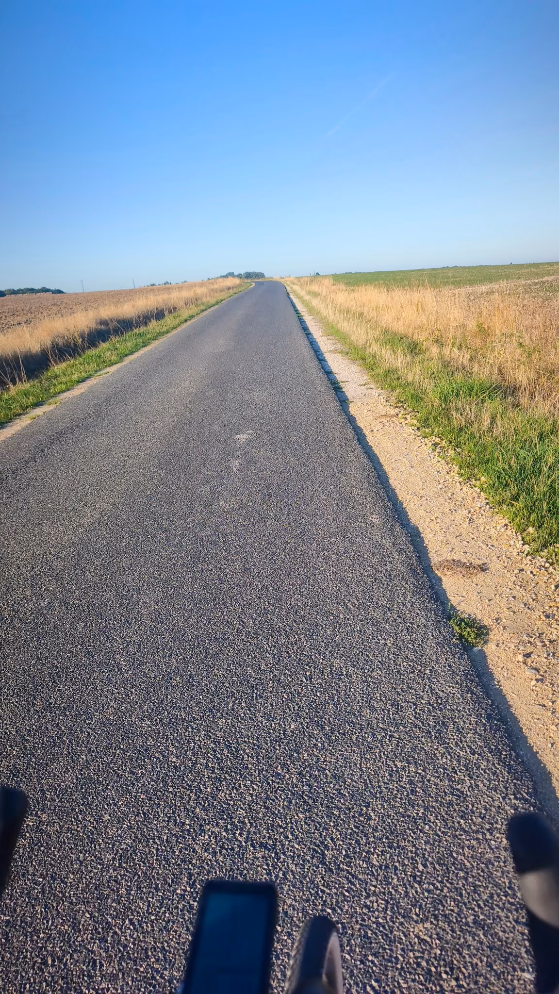 4 septembre · Une route à travers les champs, vue depuis le vélo