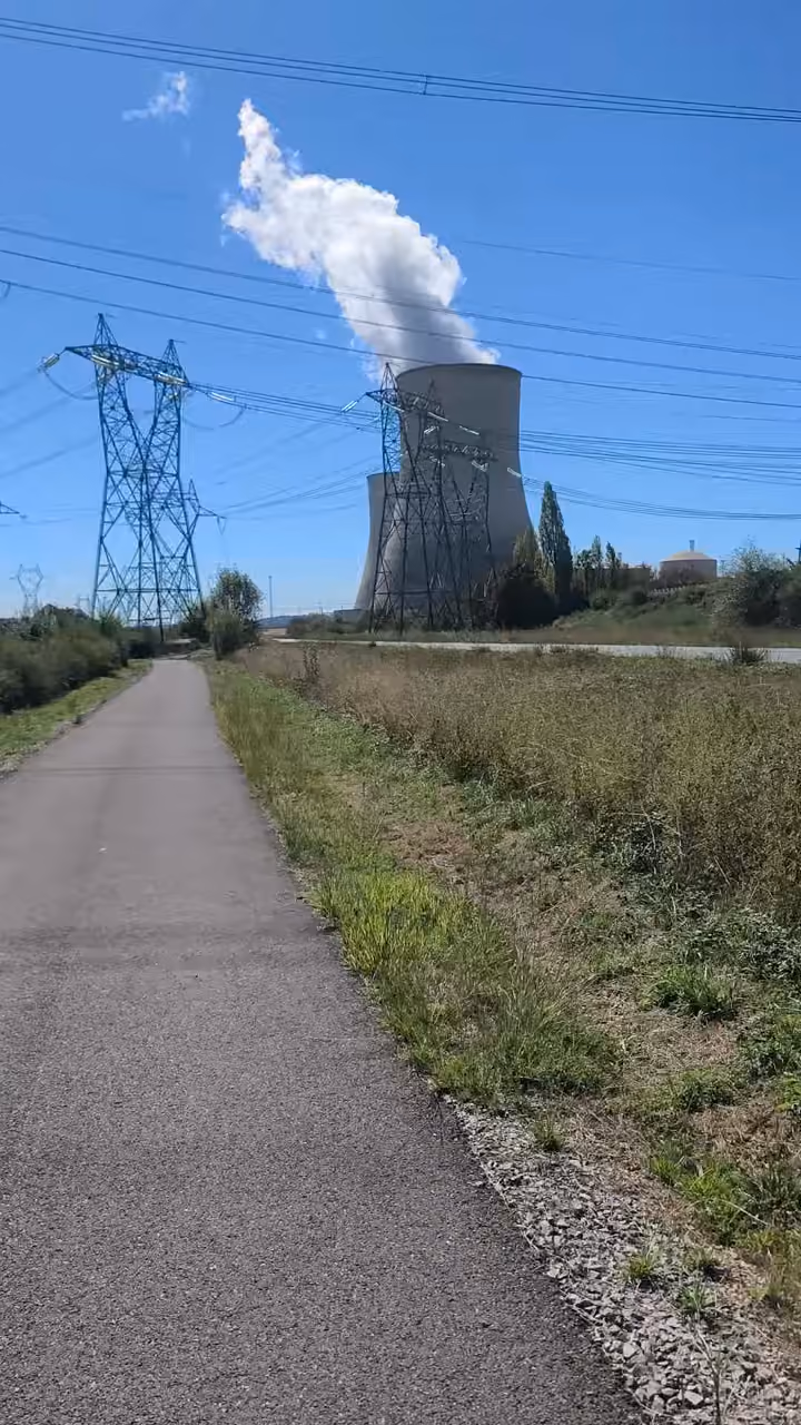 4 septembre · Passage près d’une centrale